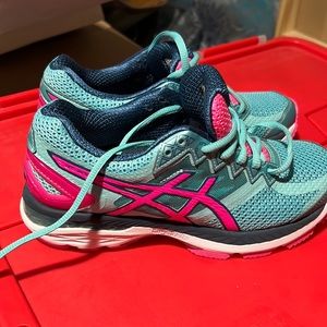 Women size 6US ASICS running shoes NWOT